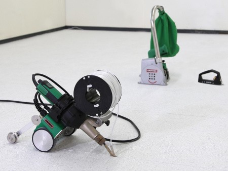 Сварочный автомат горячего воздуха (привод) MINIFLOOR в работе с линолеумом